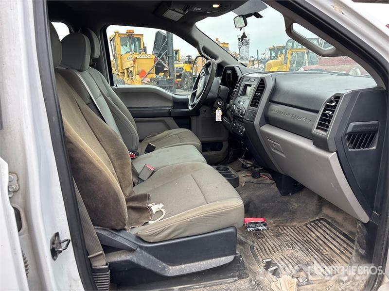 Ford F-250 XL 4x2 Crew Cab Pickup (Inoperable) Otros