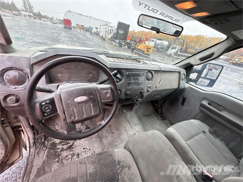 Ford F-250 XL 4x2 Crew Cab Pickup Muu