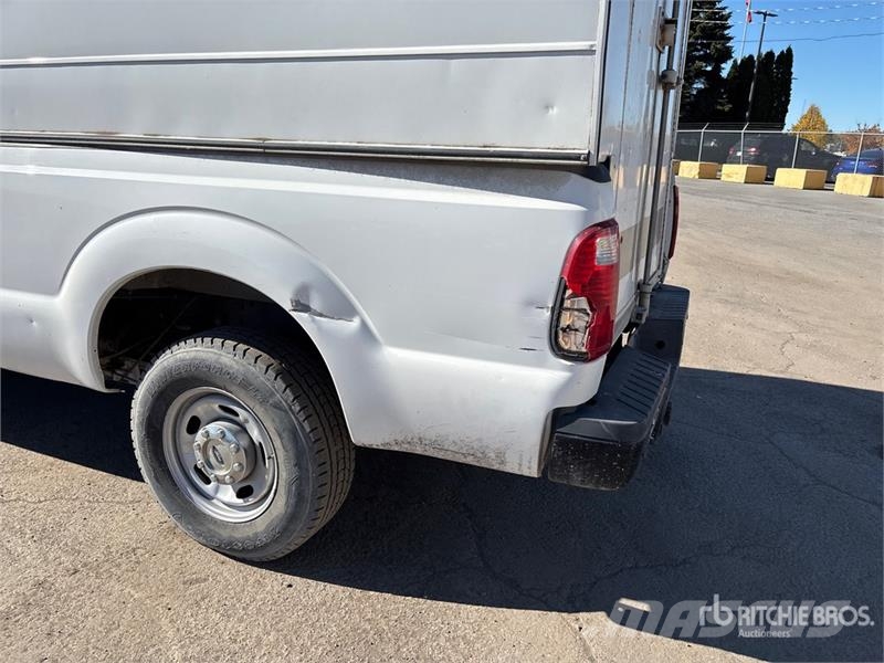 Ford F-250 XL 4x2 Crew Cab Pickup Drugi