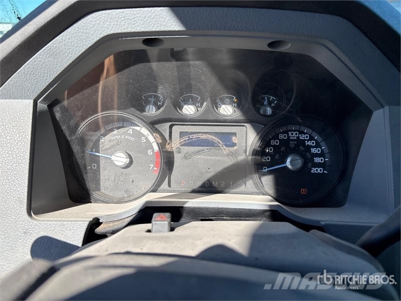 Ford F-250 XL 4x2 Crew Cab Pickup Drugi
