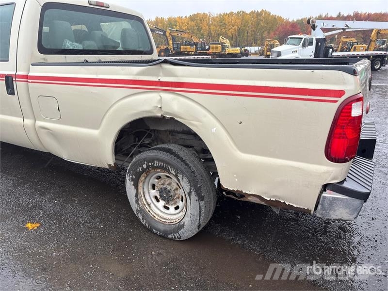 Ford F-250 XL 4x2 Crew Cab Pickup Muu