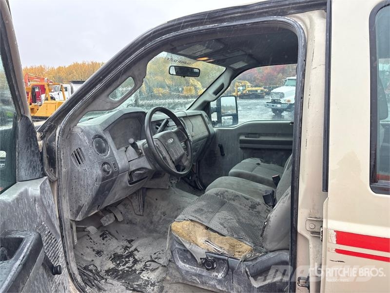 Ford F-250 XL 4x2 Crew Cab Pickup Muu