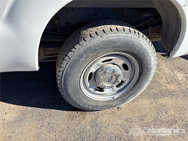 Ford F-250 XL 4x2 Crew Cab Pickup Drugi