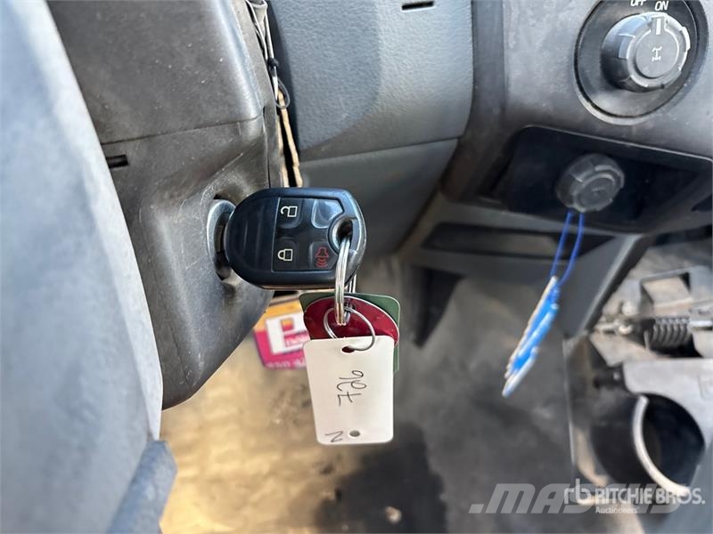 Ford F-250 XL 4x2 Crew Cab Pickup Drugi