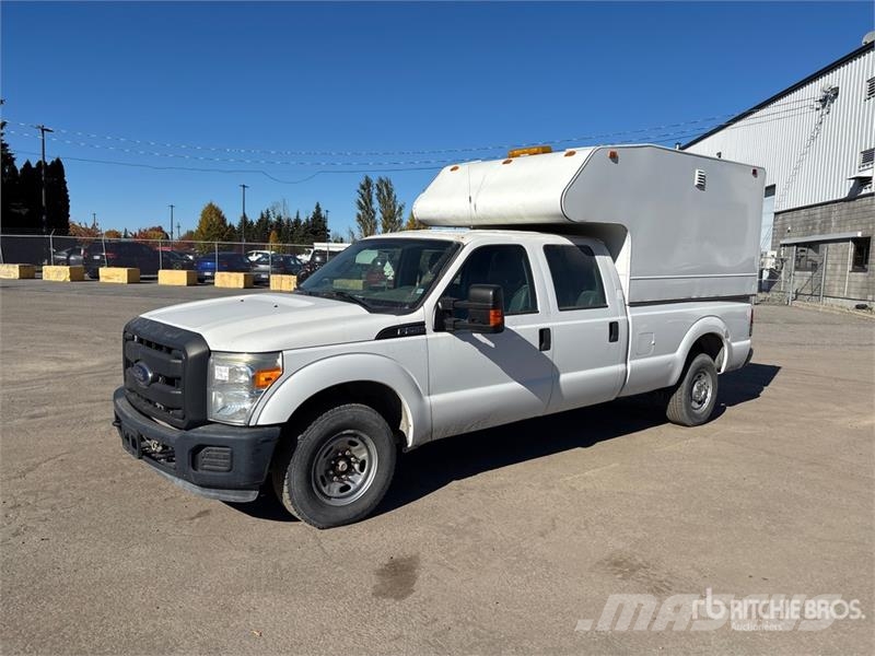 Ford F-250 XL 4x2 Crew Cab Pickup Drugi