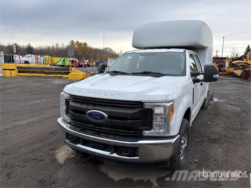 Ford F-250 XL 4x2 Crew Cab Pickup (Inoperable) Otros