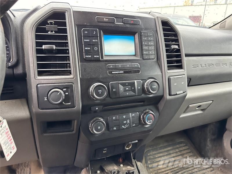 Ford F-250 XL 4x2 Crew Cab Pickup (Inoperable) Otros