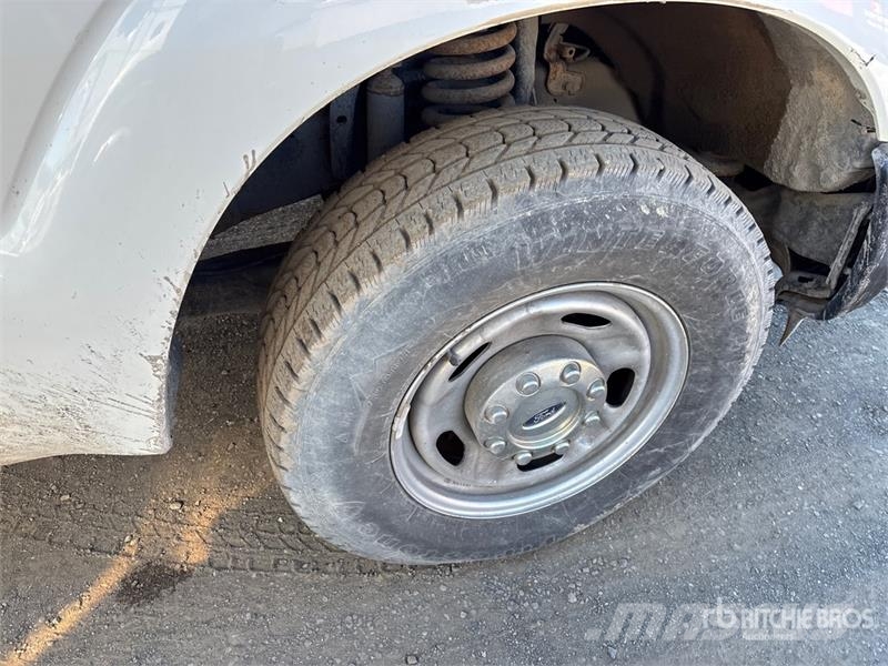 Ford F-250 XL 4x2 Crew Cab Pickup Drugi