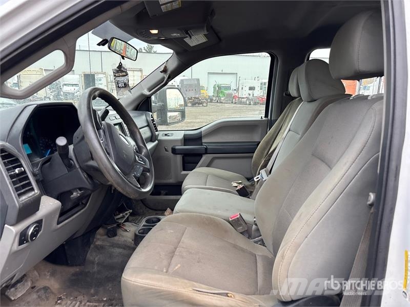 Ford F-250 XL 4x2 Crew Cab Pickup (Inoperable) Otros