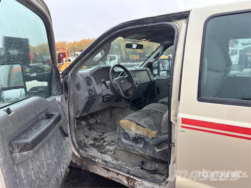 Ford F-250 XL 4x2 Crew Cab Pickup Muu
