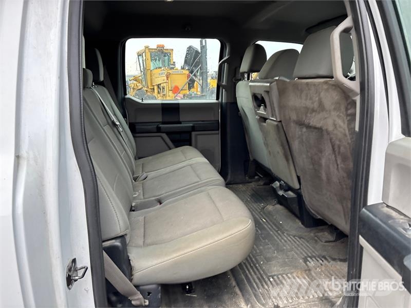 Ford F-250 XL 4x2 Crew Cab Pickup (Inoperable) Otros