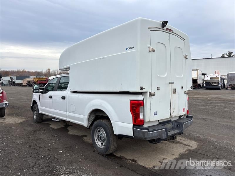 Ford F-250 XL 4x2 Crew Cab Pickup (Inoperable) Otros