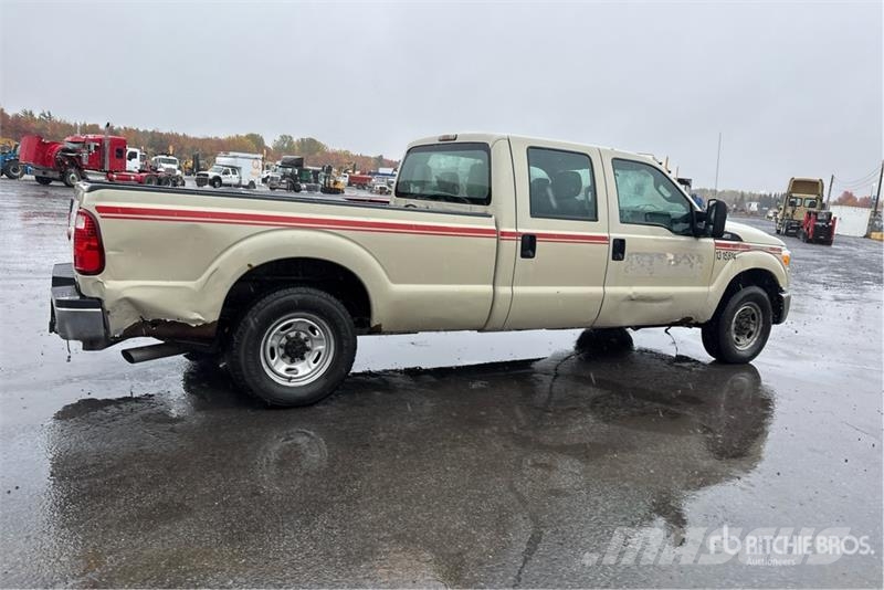 Ford F-250 XL 4x2 Crew Cab Pickup Muu