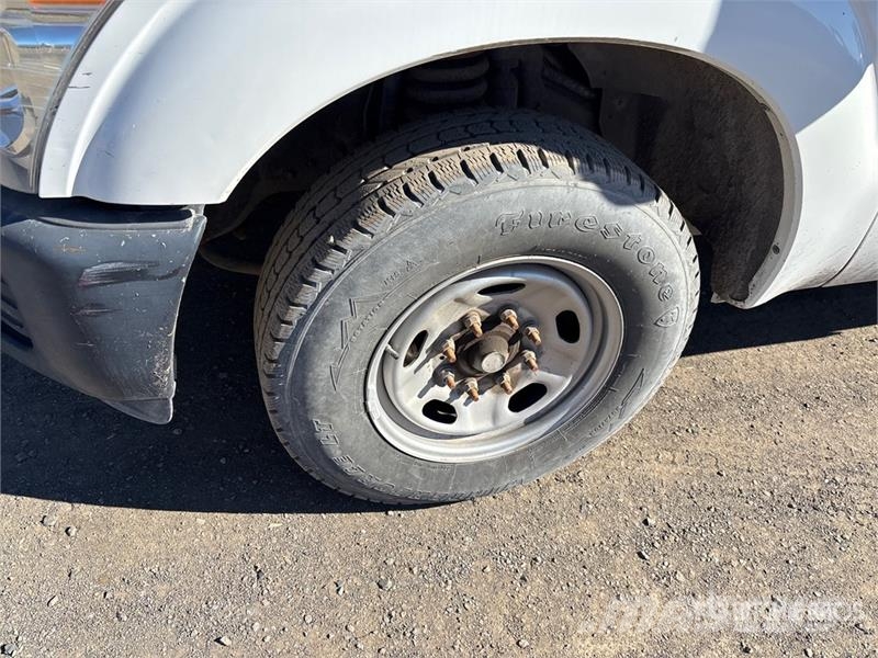 Ford F-250 XL 4x2 Crew Cab Pickup Drugi