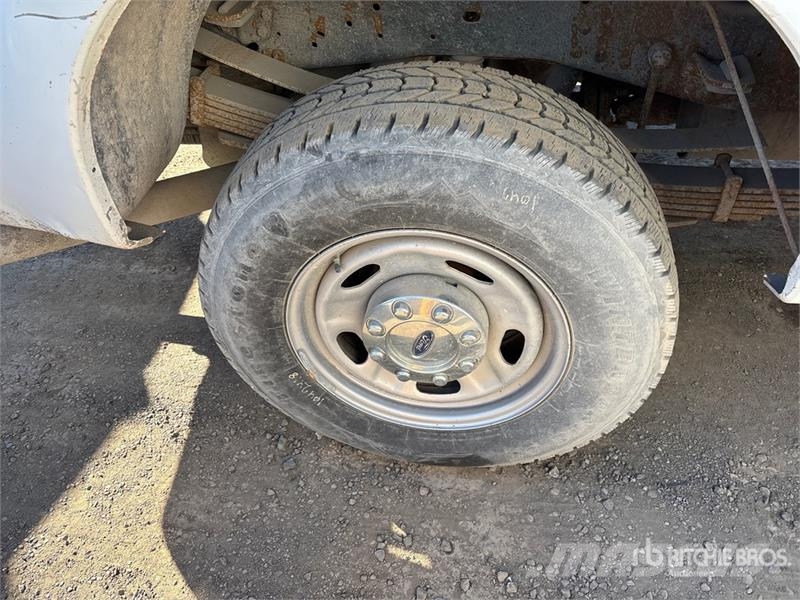 Ford F-250 XL 4x2 Crew Cab Pickup Drugi