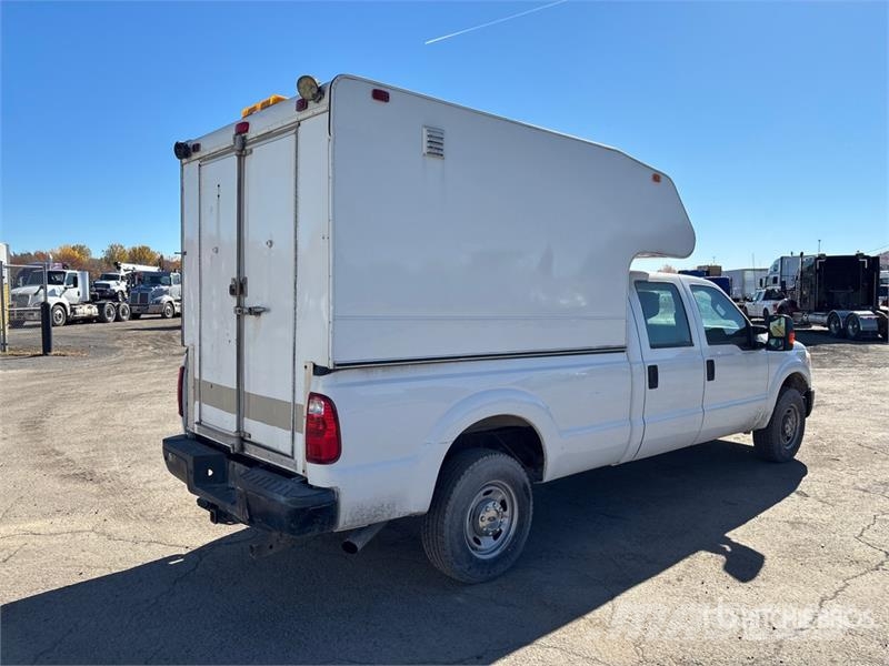 Ford F-250 XL 4x2 Crew Cab Pickup Drugi