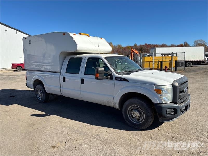 Ford F-250 XL 4x2 Crew Cab Pickup Drugi
