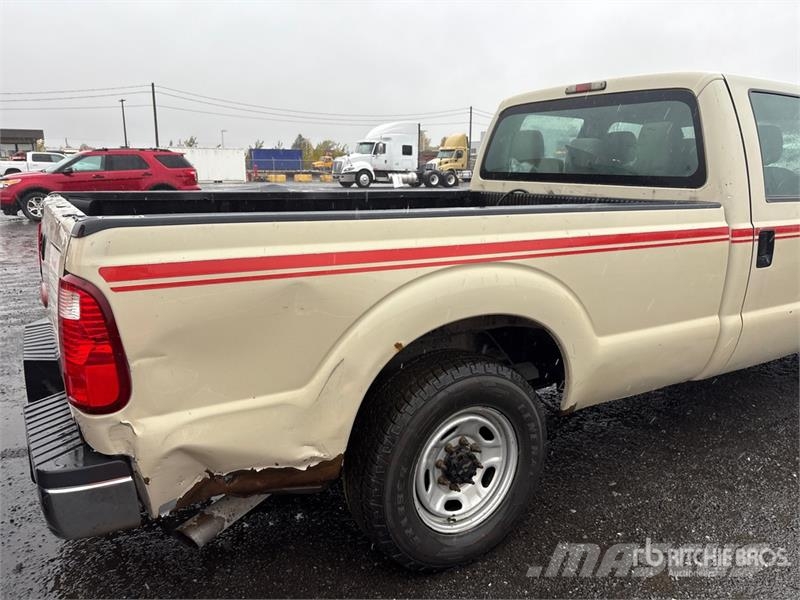 Ford F-250 XL 4x2 Crew Cab Pickup Muu