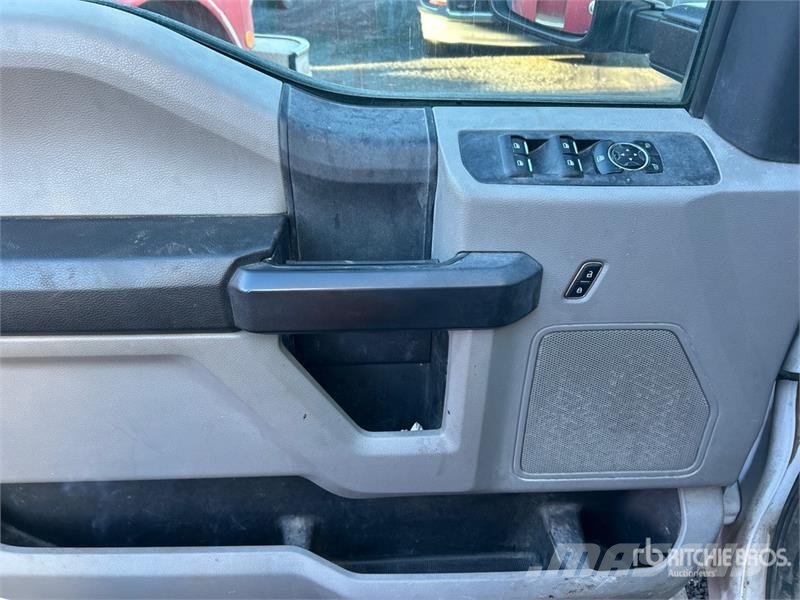 Ford F-250 XL 4x2 Crew Cab Pickup (Inoperable) Otros
