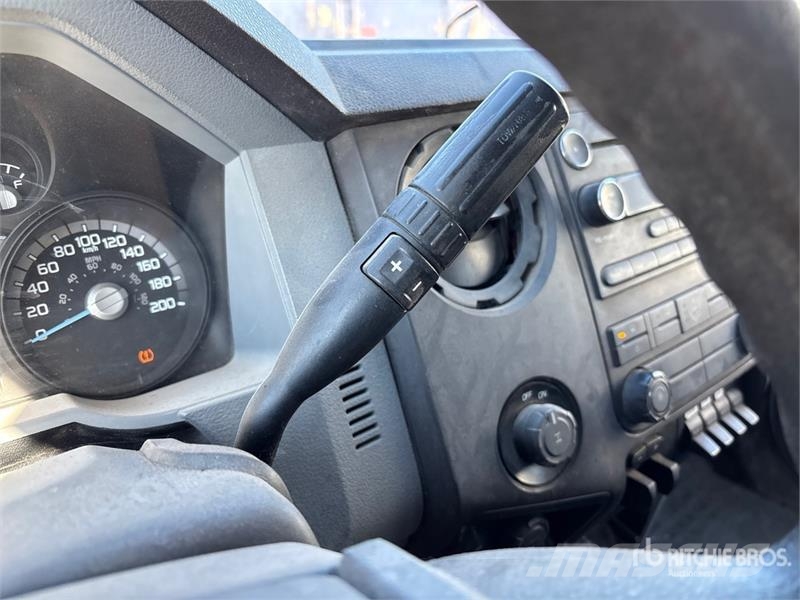 Ford F-250 XL 4x2 Crew Cab Pickup Drugi