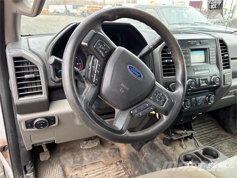 Ford F-250 XL 4x2 Crew Cab Pickup (Inoperable) Otros