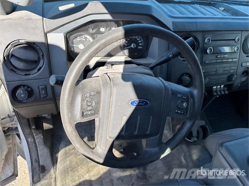 Ford F-250 XL 4x2 Crew Cab Pickup Drugi
