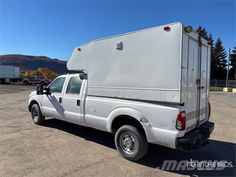Ford F-250 XL 4x2 Crew Cab Pickup Drugi