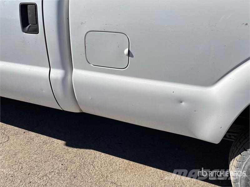 Ford F-250 XL 4x2 Crew Cab Pickup Drugi