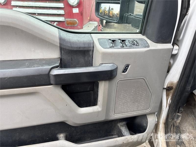 Ford F-250 XL 4x2 Crew Cab Pickup (Inoperable) Otros