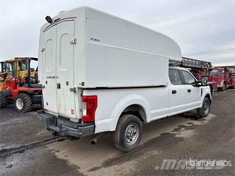 Ford F-250 XL 4x2 Crew Cab Pickup (Inoperable) Otros