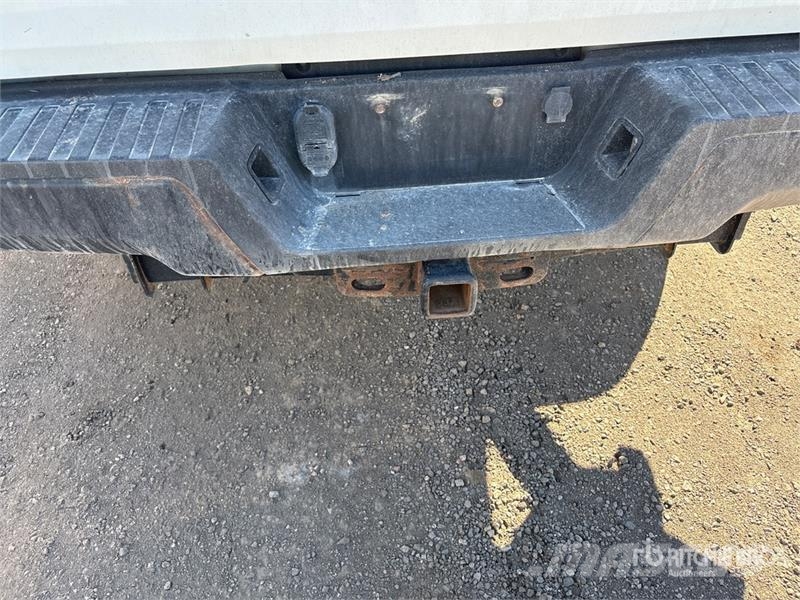 Ford F-250 XL 4x4 Crew Cab Pickup Outros