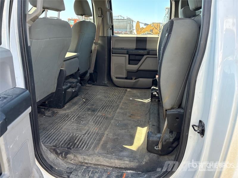 Ford F-250 XL 4x4 Crew Cab Pickup Outros