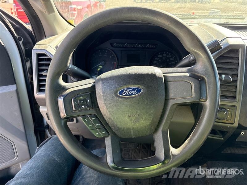 Ford F-250 XL 4x4 Crew Cab Pickup Outros