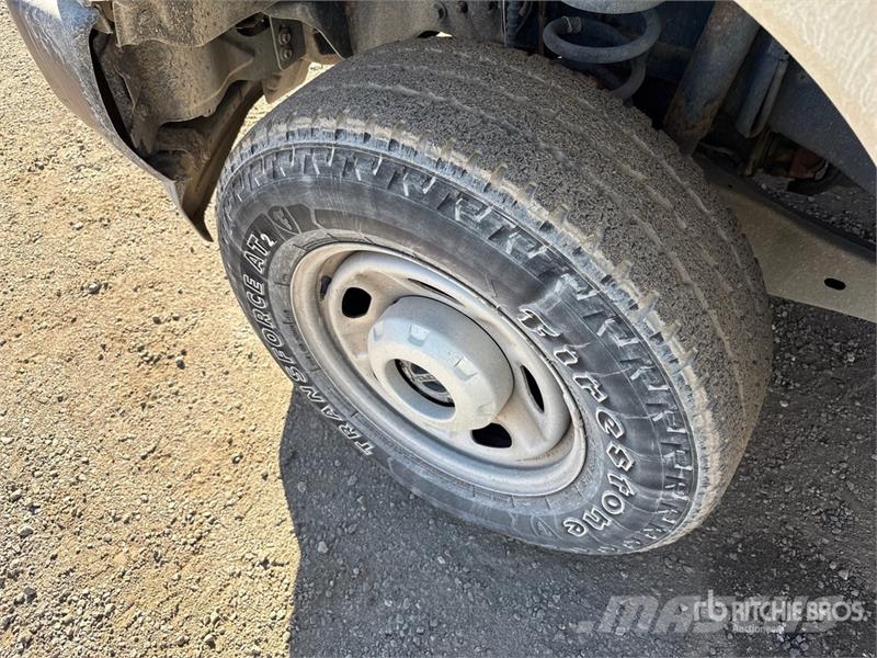 Ford F-250 XL 4x4 Crew Cab Pickup Outros