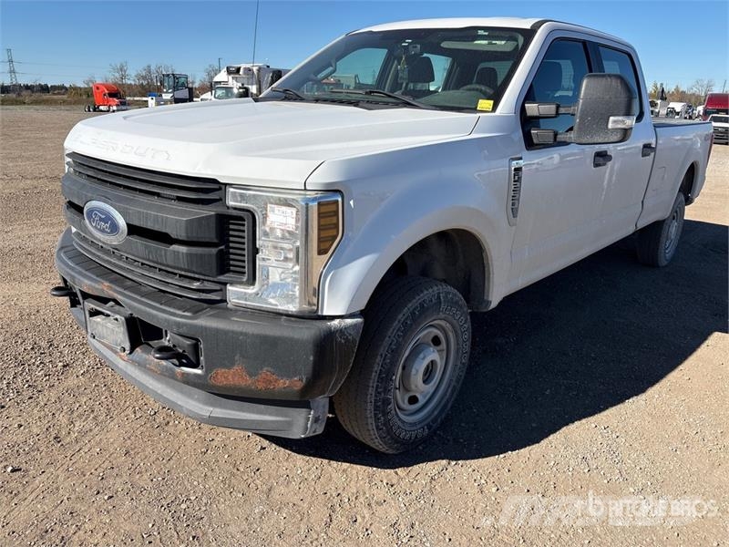 Ford F-250 XL 4x4 Crew Cab Pickup Outros