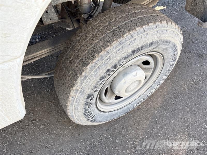 Ford F-250 XL 4x4 Crew Cab Pickup Outros