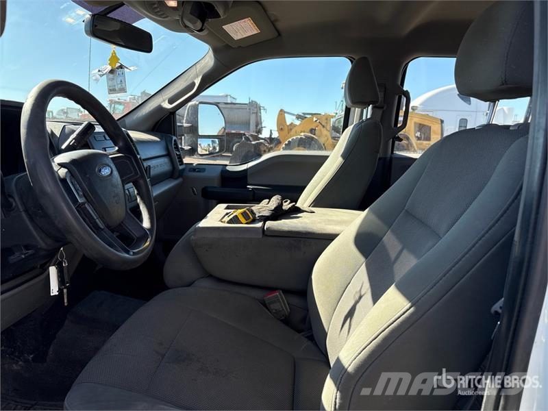 Ford F-250 XL 4x4 Crew Cab Pickup Outros