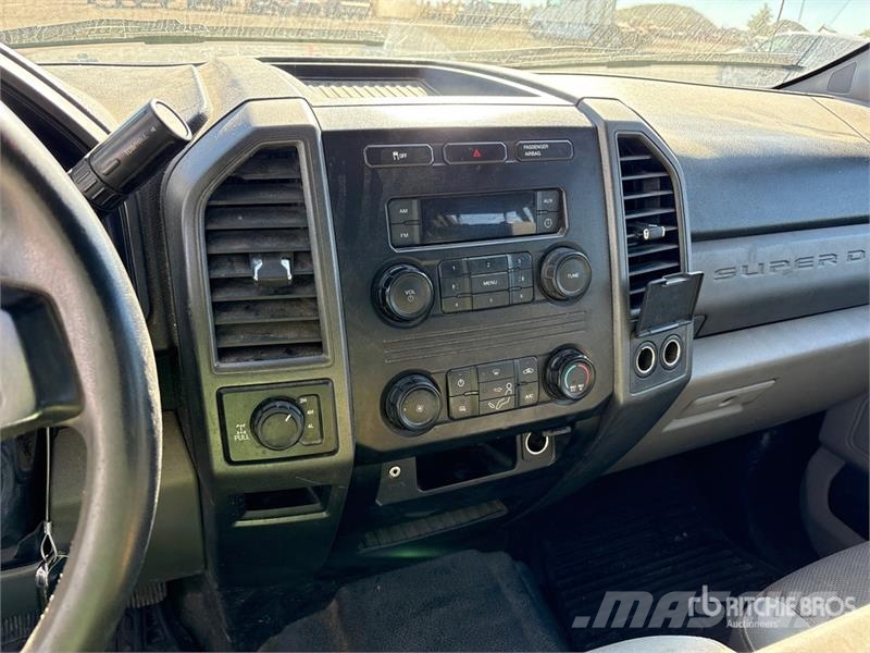 Ford F-250 XL 4x4 Crew Cab Pickup Outros