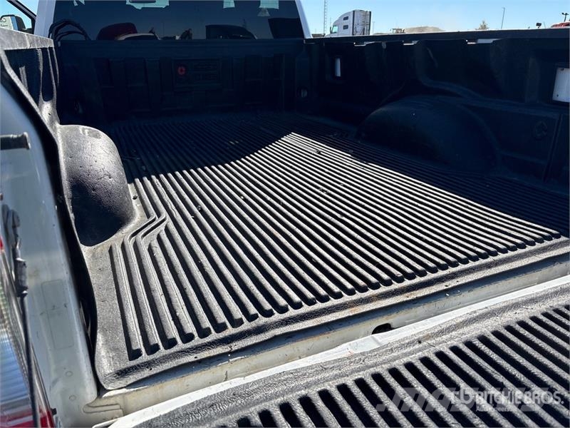 Ford F-250 XL 4x4 Crew Cab Pickup Outros