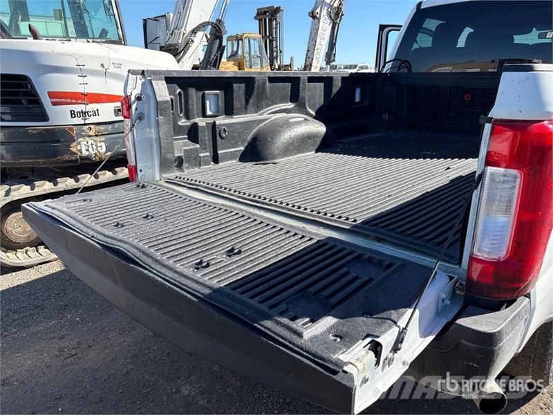 Ford F-250 XL 4x4 Crew Cab Pickup Outros