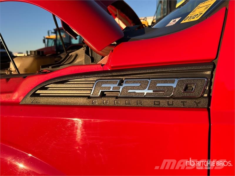 Ford F-250 XL 4x4 Crew Cab Pickup Ostalo
