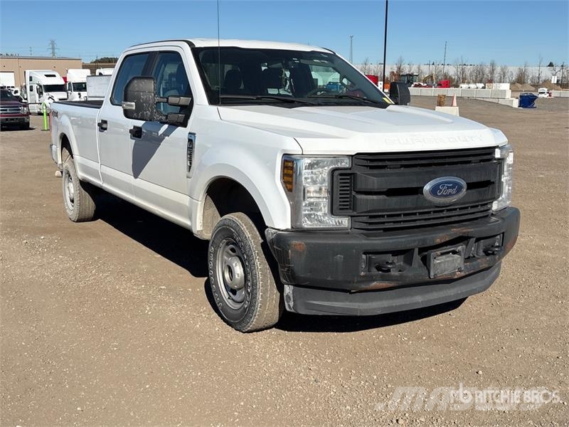 Ford F-250 XL 4x4 Crew Cab Pickup Outros