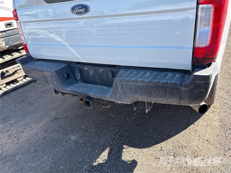 Ford F-250 XL 4x4 Crew Cab Pickup Outros