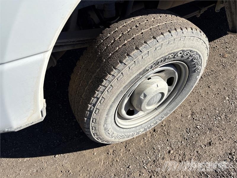 Ford F-250 XL 4x4 Crew Cab Pickup Outros
