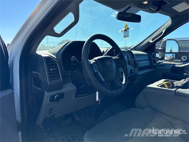 Ford F-250 XL 4x4 Crew Cab Pickup Outros