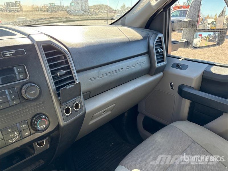 Ford F-250 XL 4x4 Crew Cab Pickup Outros