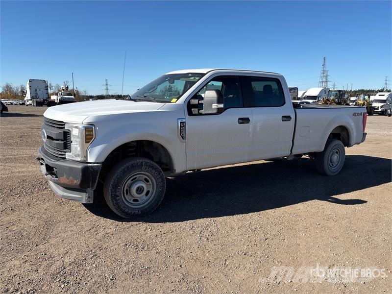 Ford F-250 XL 4x4 Crew Cab Pickup Outros