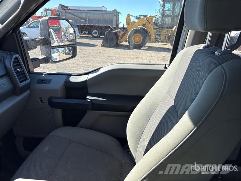 Ford F-250 XL 4x4 Crew Cab Pickup Outros