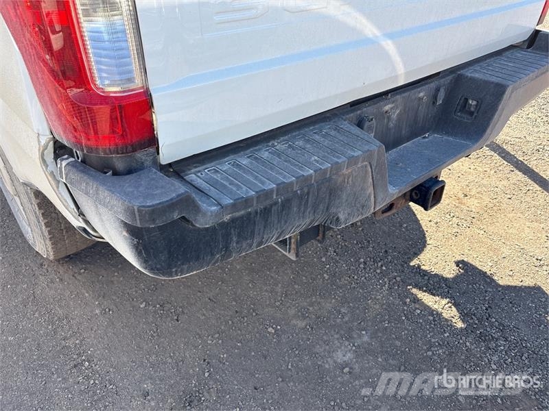 Ford F-250 XL 4x4 Crew Cab Pickup Outros