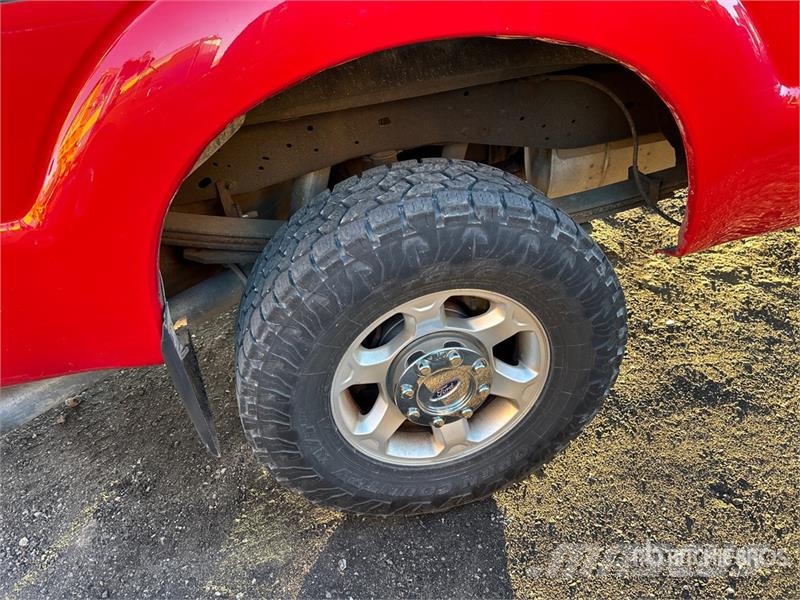 Ford F-250 XL 4x4 Crew Cab Pickup Ostalo